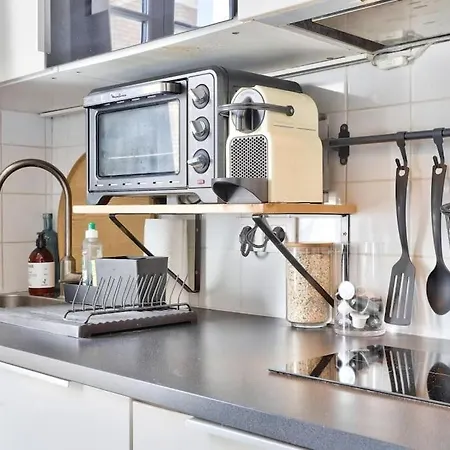 Апартаменты Elegant Studio Au Coeur De Montmartre Париж